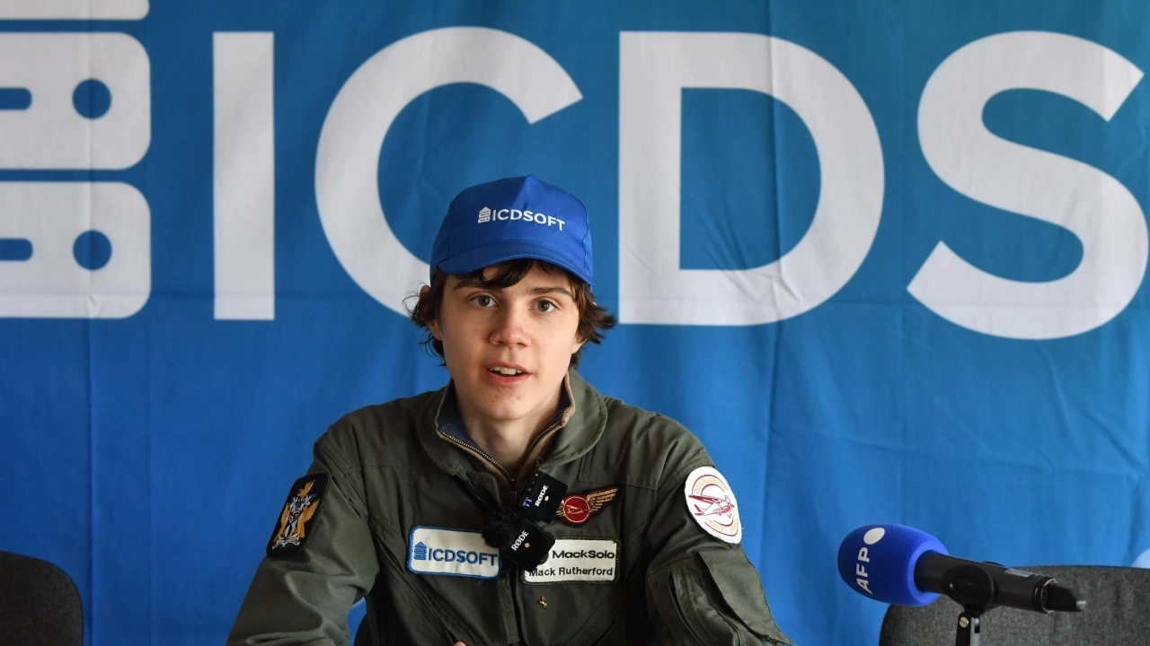 Семейството на 17 годишния белгийски пилот Мак Ръдърфорд пристигна на летище