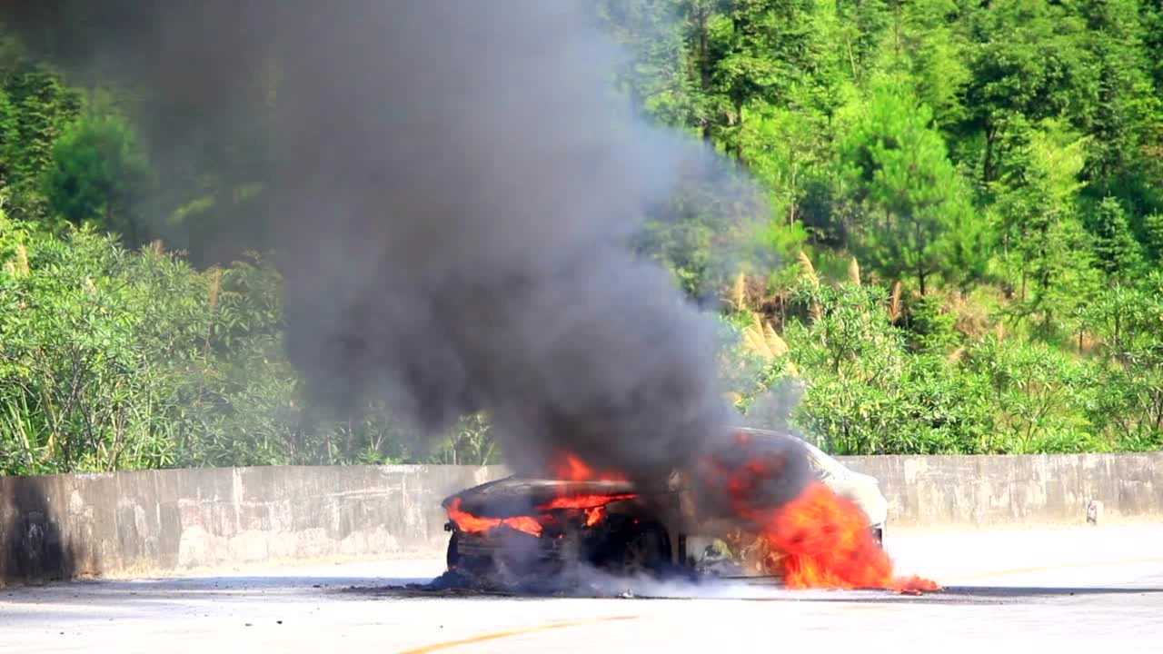 Лек автомобил се е запалил по време на движение докато