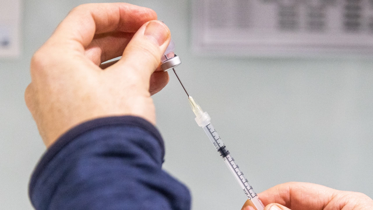 Британският лекарствен регулатор днес одобри ваксината на Новавакс срещу COVID