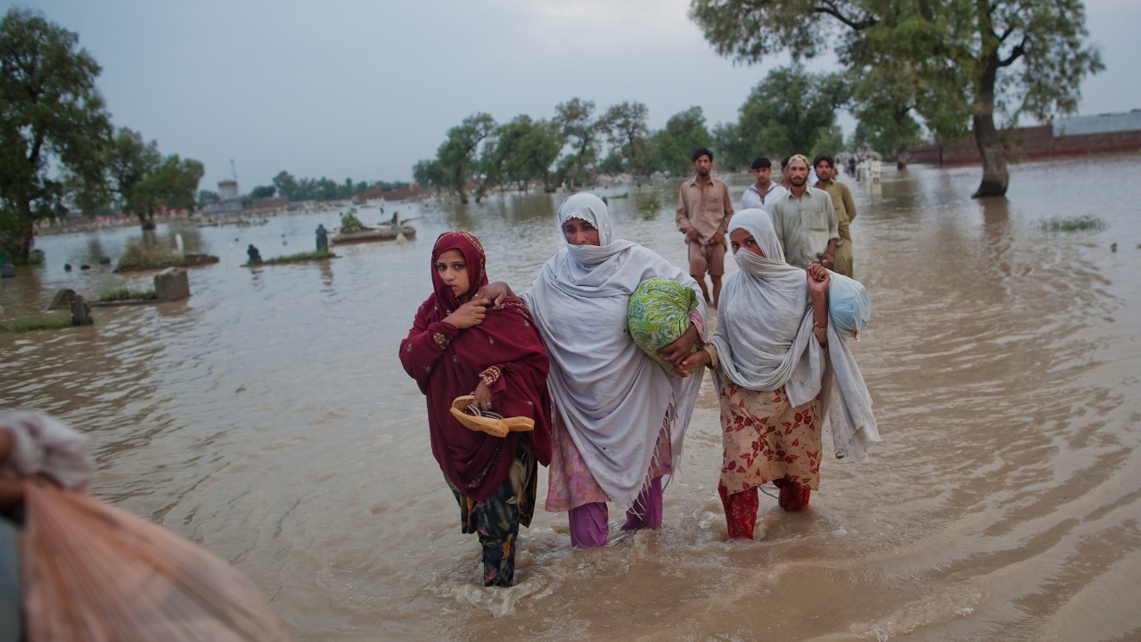 Вече над 1060 са жертвите на наводненията в Пакистан