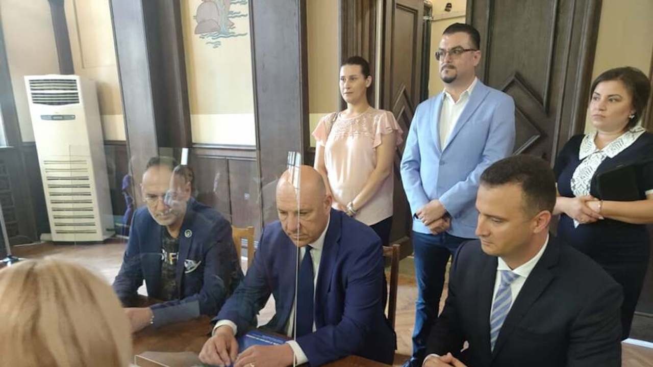 Коалицията ГЕРБ-СДС регистрира листата си в Бургас с кандидати за