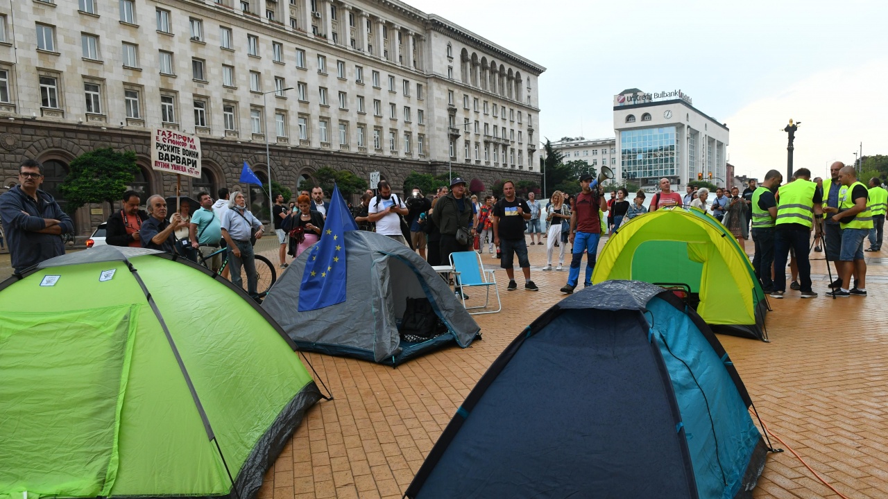 Протестиращи разположиха палатков лагер пред МС, готвят се за блокади