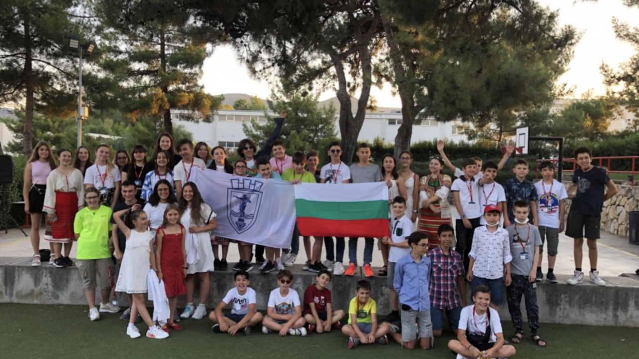 Рекордните 179 български ученици, разпределени в пет групи, участваха през