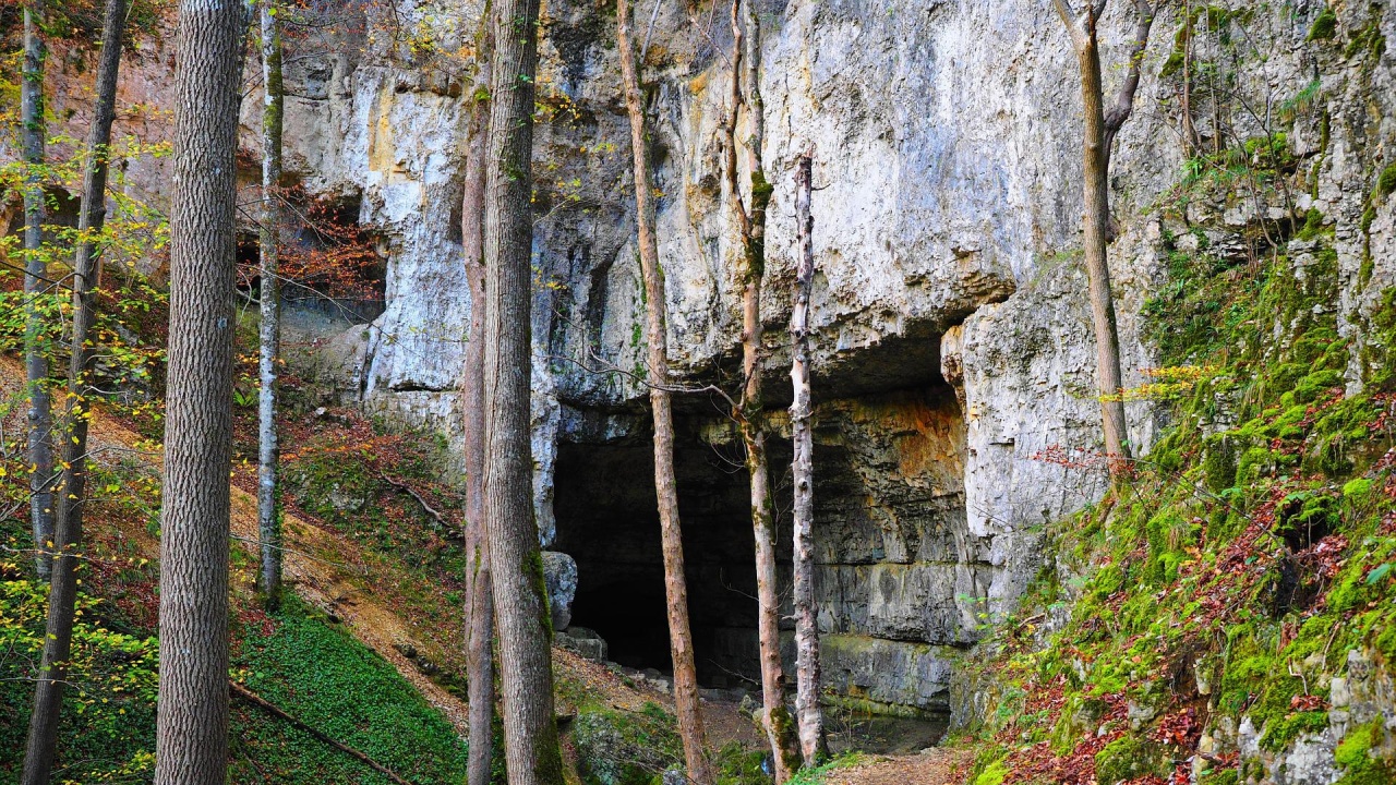 Огромна дупка с дълбочина най-малко 23 метра се отвори в