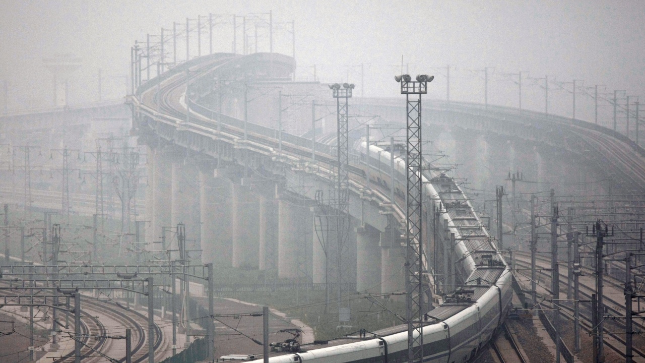 Положиха релсите на първата презморска високоскоростна жп линия в Китай
