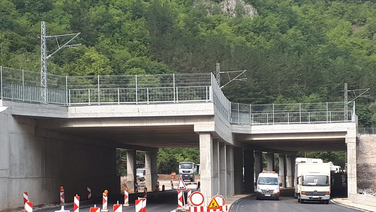 Строителството на участъка Калотина - Драгоман от АМ „Европа“ се извършва без спиране на трафика по път I-8