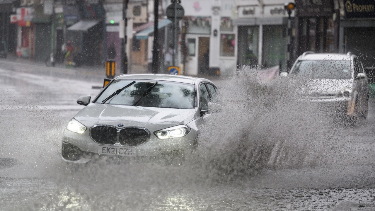 Проливен дъжд предизвика наводнения в Истанбул