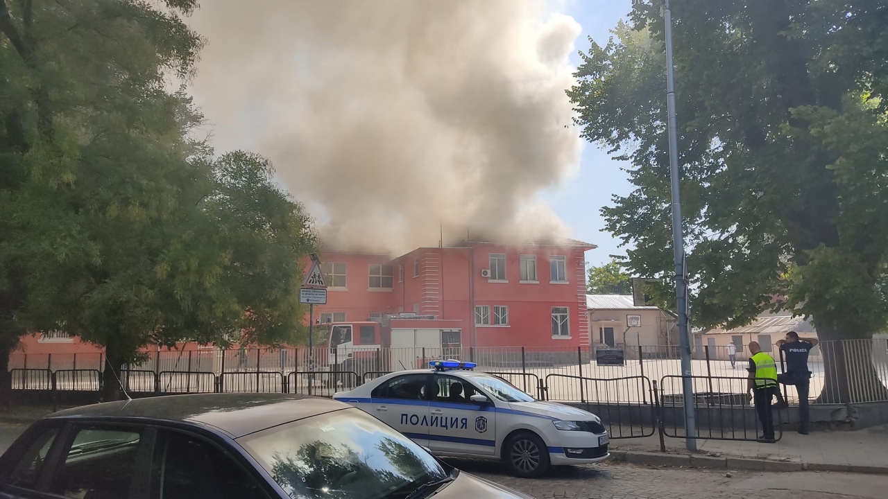 Един човек е бил евакуиран при пожара на пловдивското училище "Душо Хаджидеков"