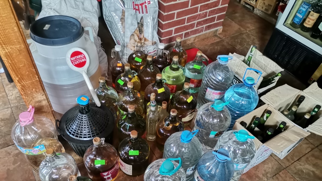 Митничари задържаха над 1000 литра нелегален алкохол при четири проверки