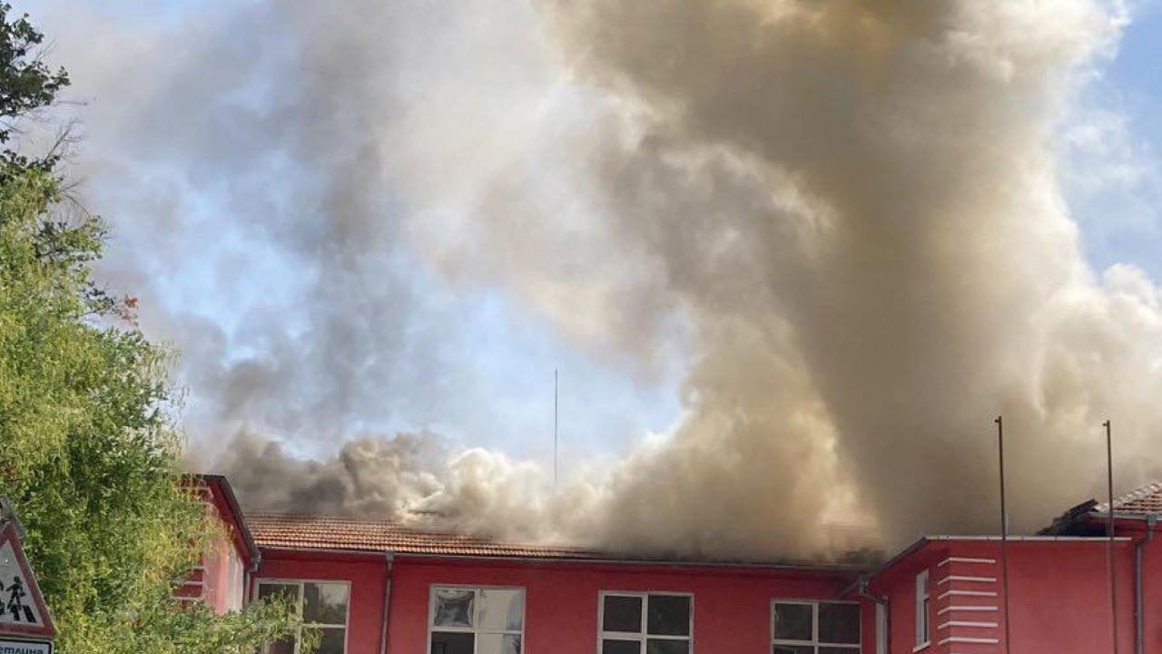 Ниско налягане затруднило гасенето на пожара в пловдивското училище