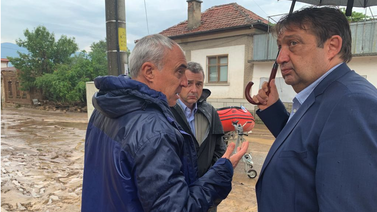 Министър Шишков: Паднали са 4-5 моста над реките Стряма и Татлъдере в Карловско