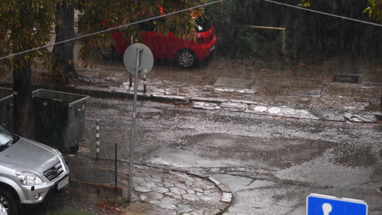Пороен дъжд се изсипа в София