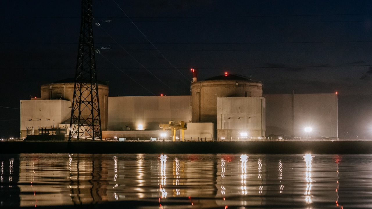 Франция иска да рестартира всичките си временно спрени атомни централи до зимата