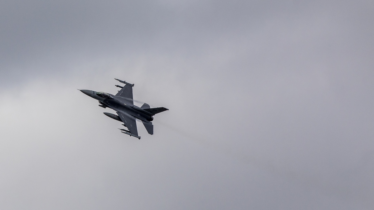 Турският министър на отбраната прелетя с F-16 над Егейско море
