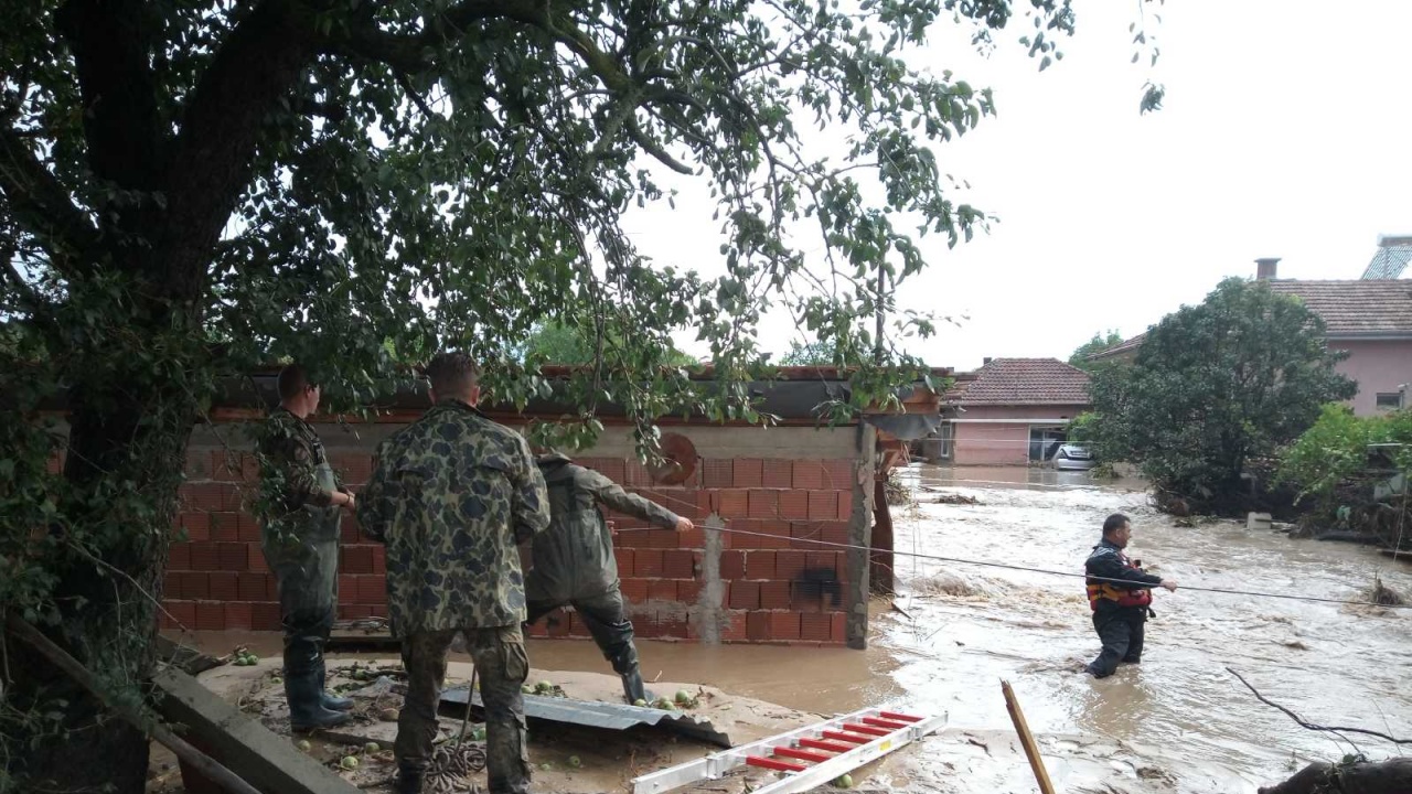 Адм. Ефтимов: Продължават усилията да осигурим достъп до всички населени места, засегнати от  наводненията