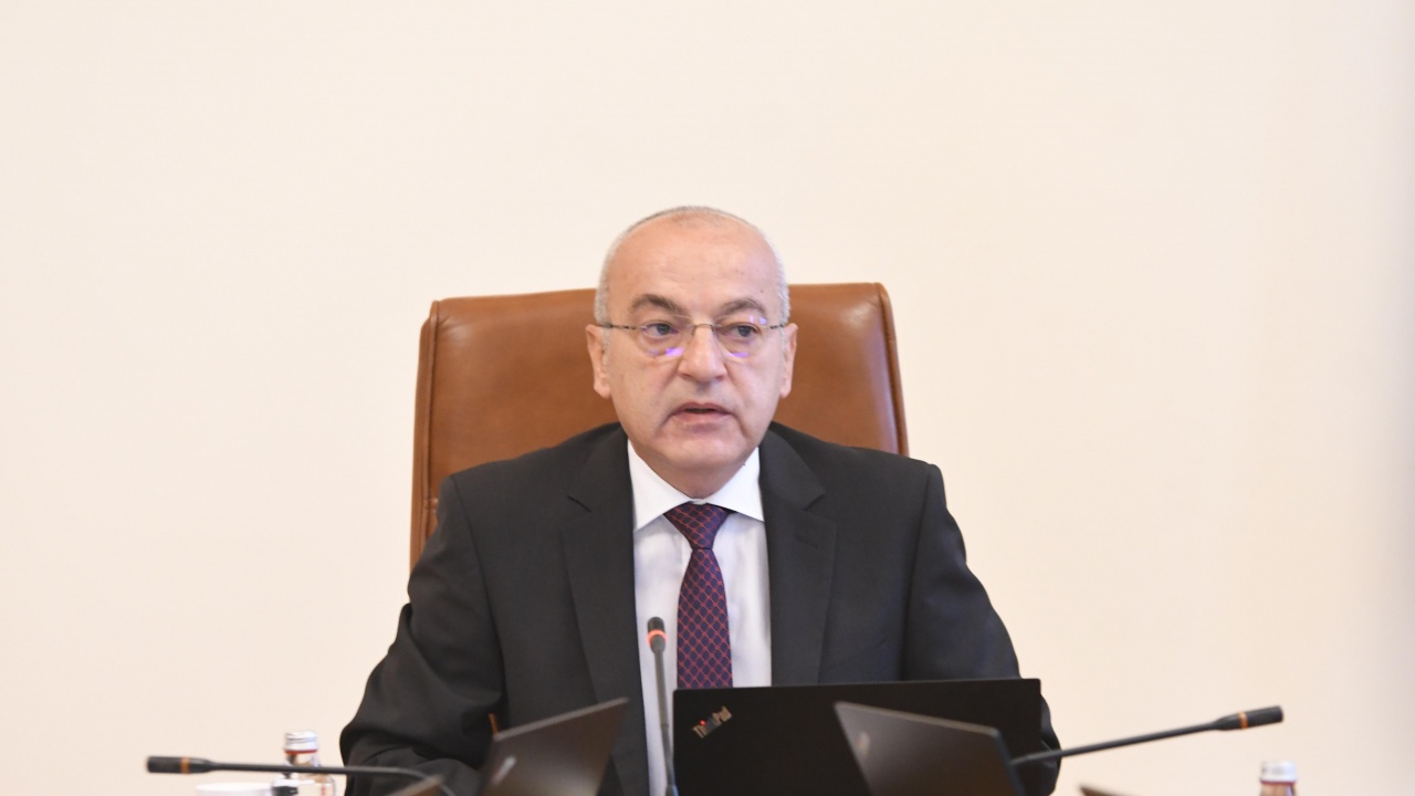 Министър-председателят Гълъб ДоневГълъб Донев е роден през 1967 г. в София.
 
Завършва