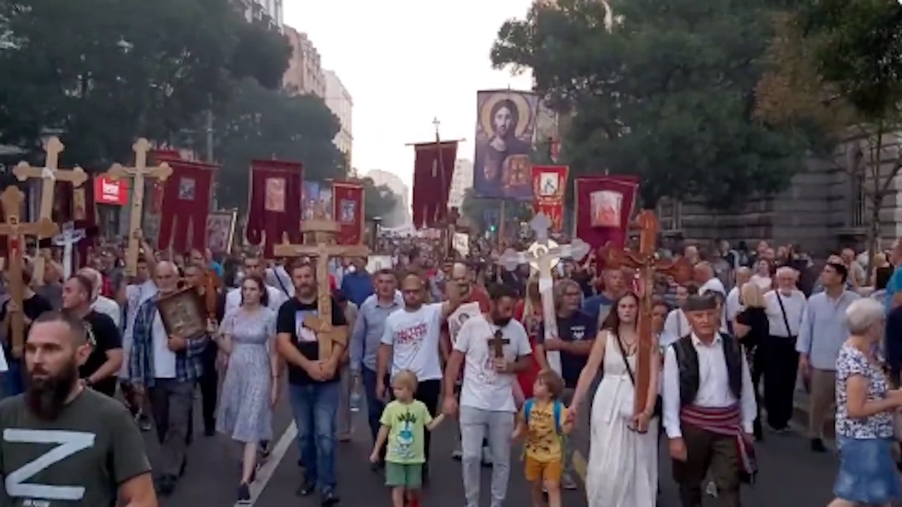 Хиляди православни вярващи преминаха снощи на шествие в Белград в