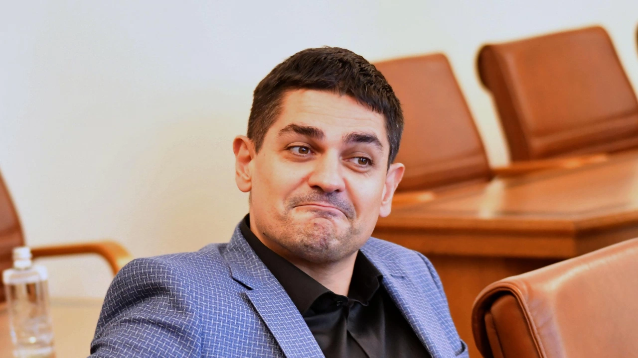Бившият министър на младежта и спорта  Радостин Василев е водач