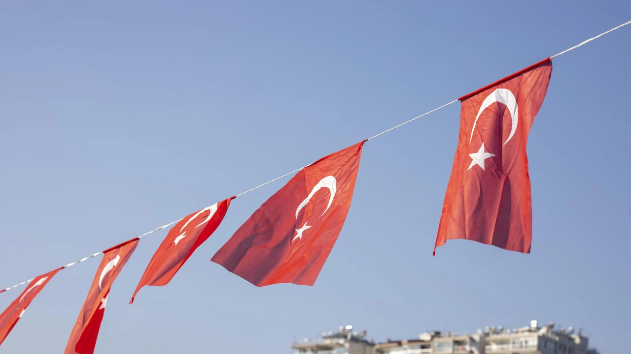 83 милионна Турция отбелязва днес официален празник посветен на 100 годишнината от