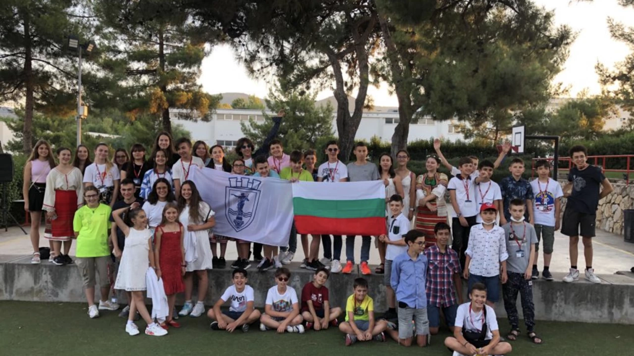 Рекордните 179 български ученици разпределени в пет групи участваха през