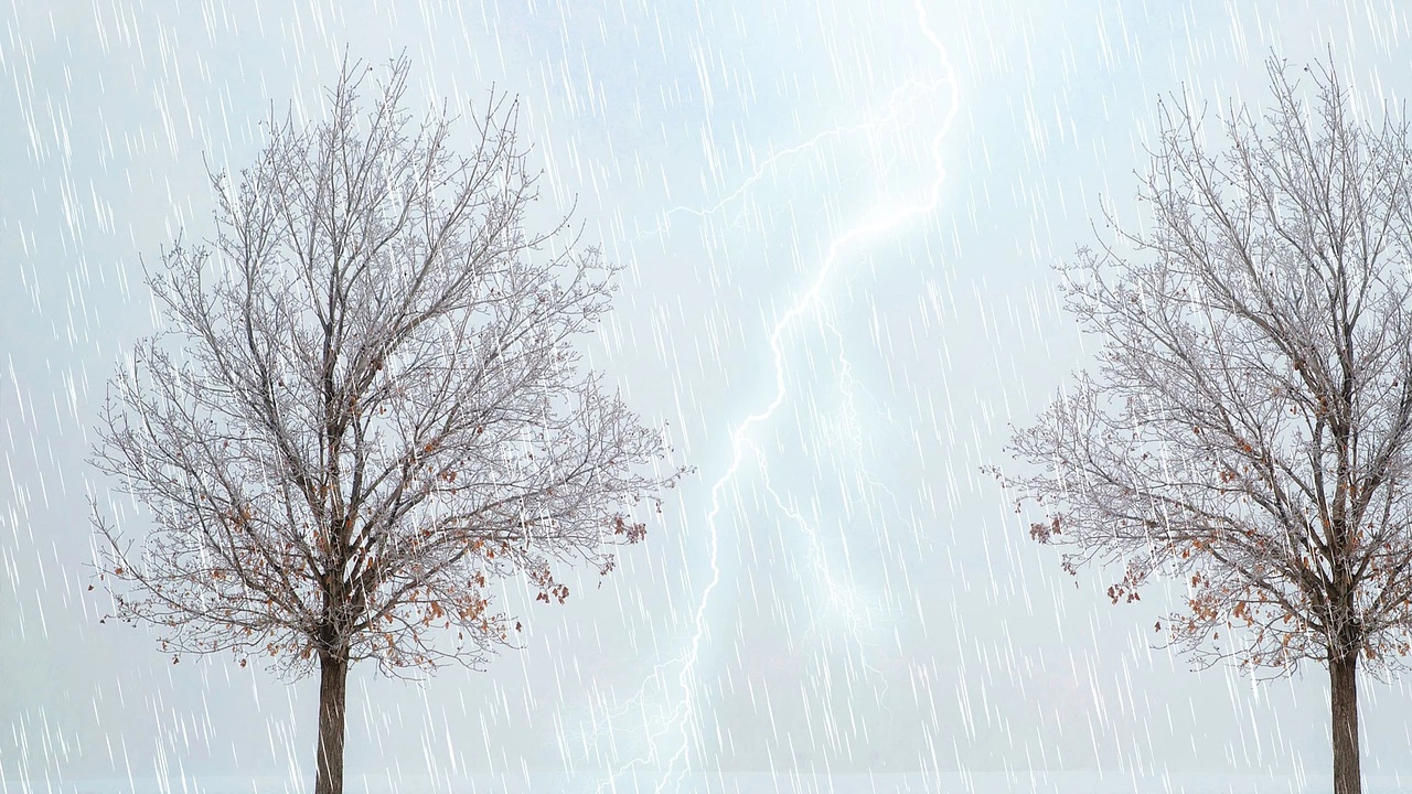 НИМХ обяви жълт код за значителни валежи и гръмотевични бури