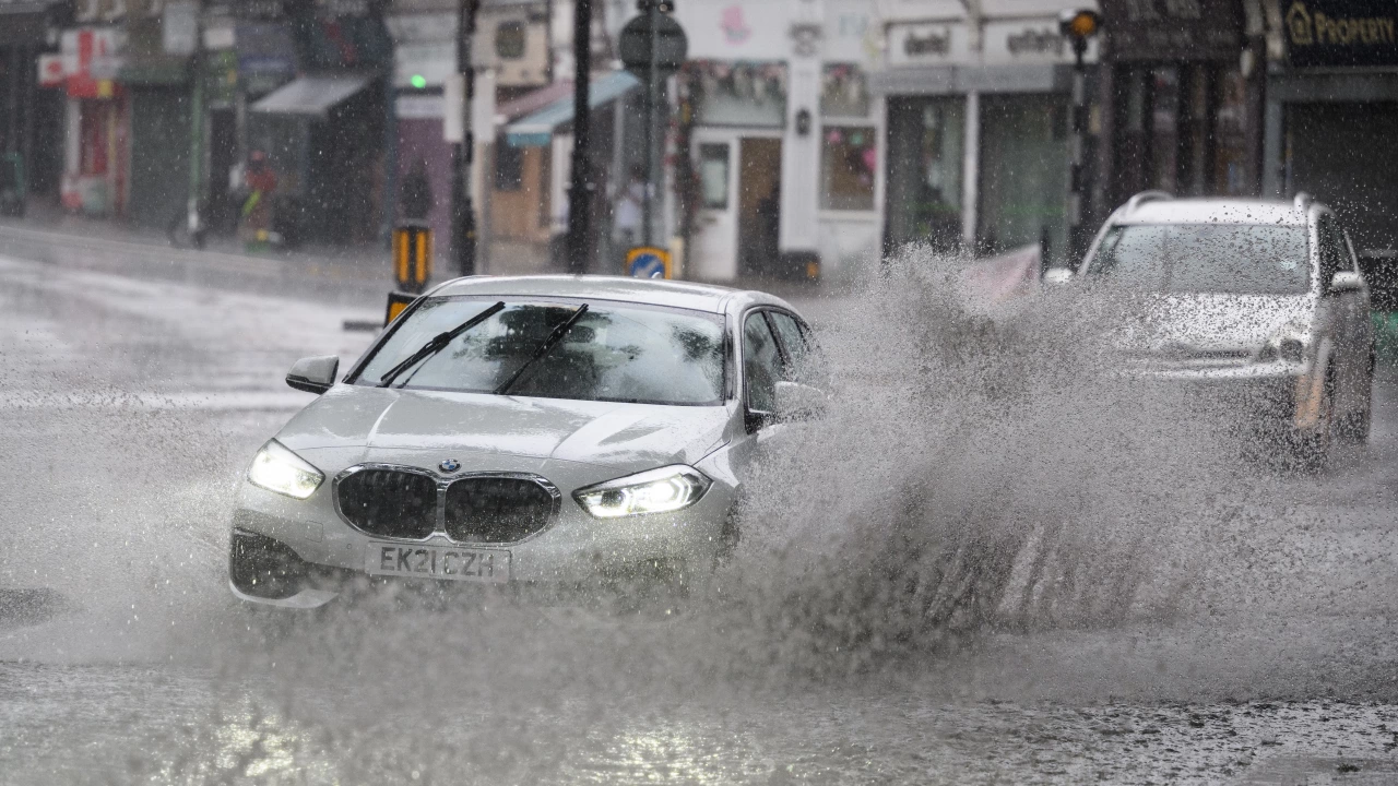 Проливен дъжд предизвика наводнения в Истанбул предаде турската телевизия СиЕнЕн Тюрк