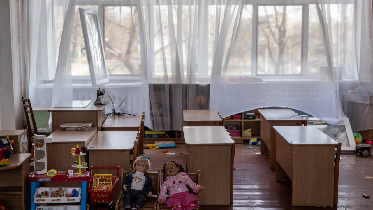 В Украйна днес започва новата учебна година 400 000 деца