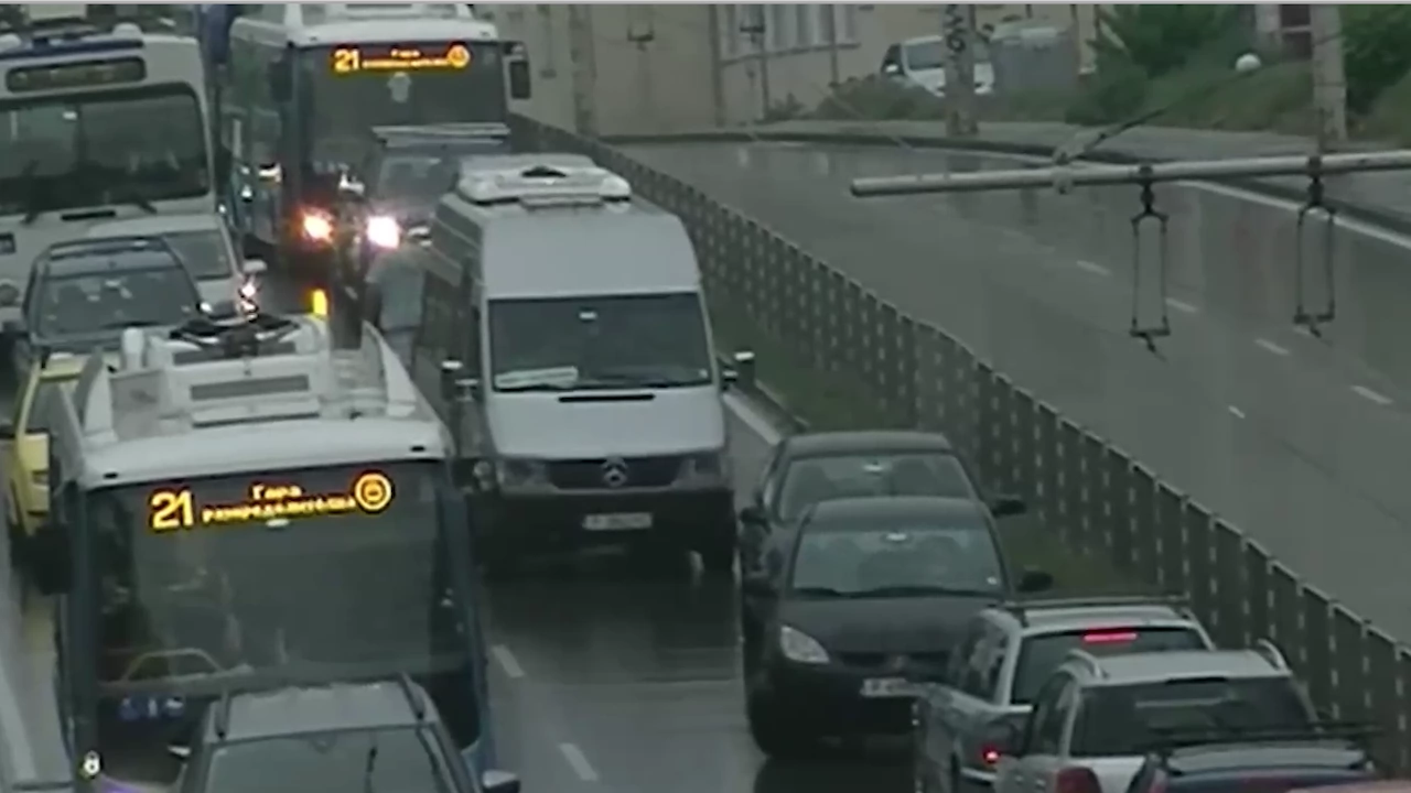 Проливен дъжд блокира основни булеварди в Русе съобщава Нова телевизия В
