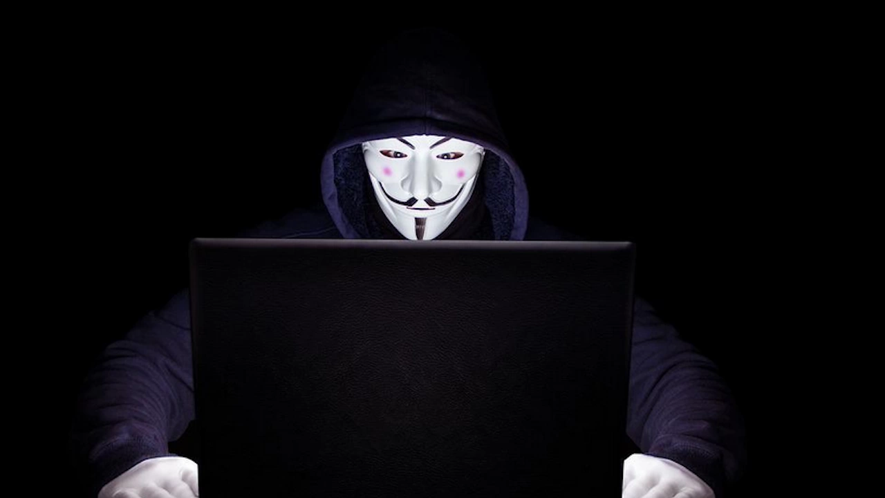 Хакерската групировка Анонимните е хакнала най голямата фирма за такси услуги