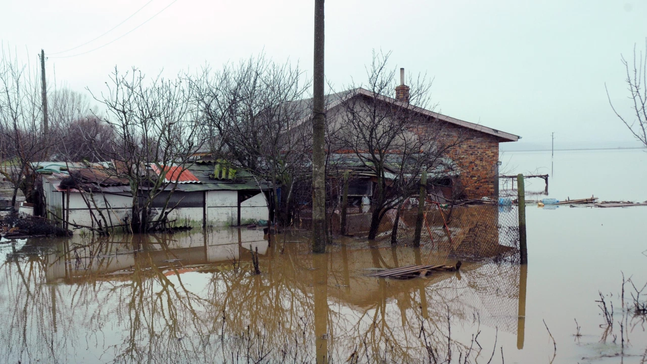 36 души са били евакуирани през изминалата нощ в село Каравелово