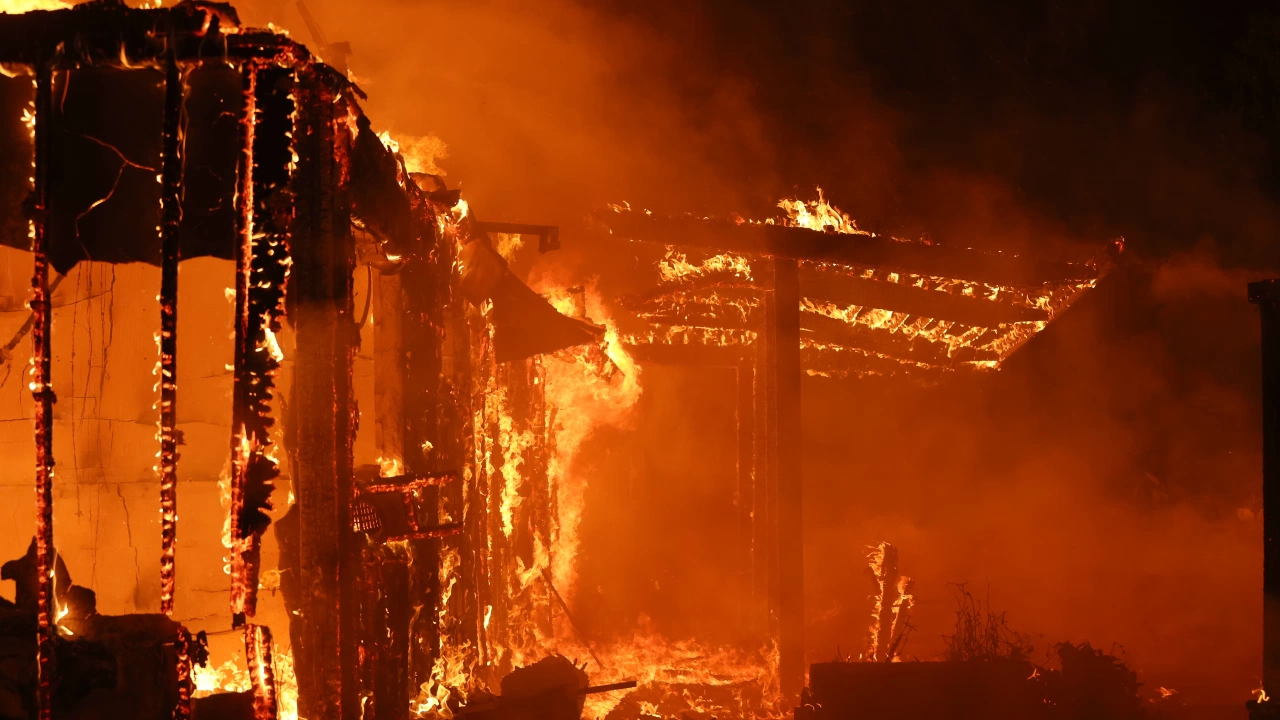 Пожар в Северна Калифорния разруши около 100 къщи и други