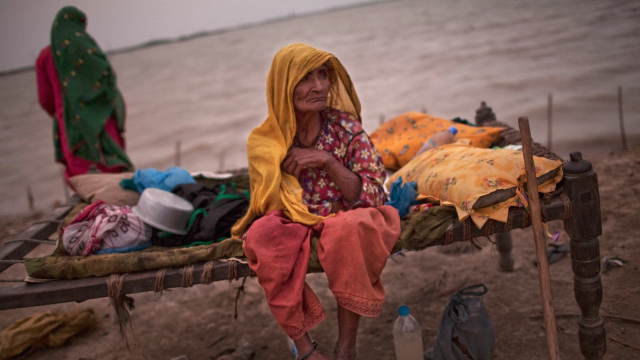 Спасителни екипи предупреждават че недостигът на питейна вода в Пакистан