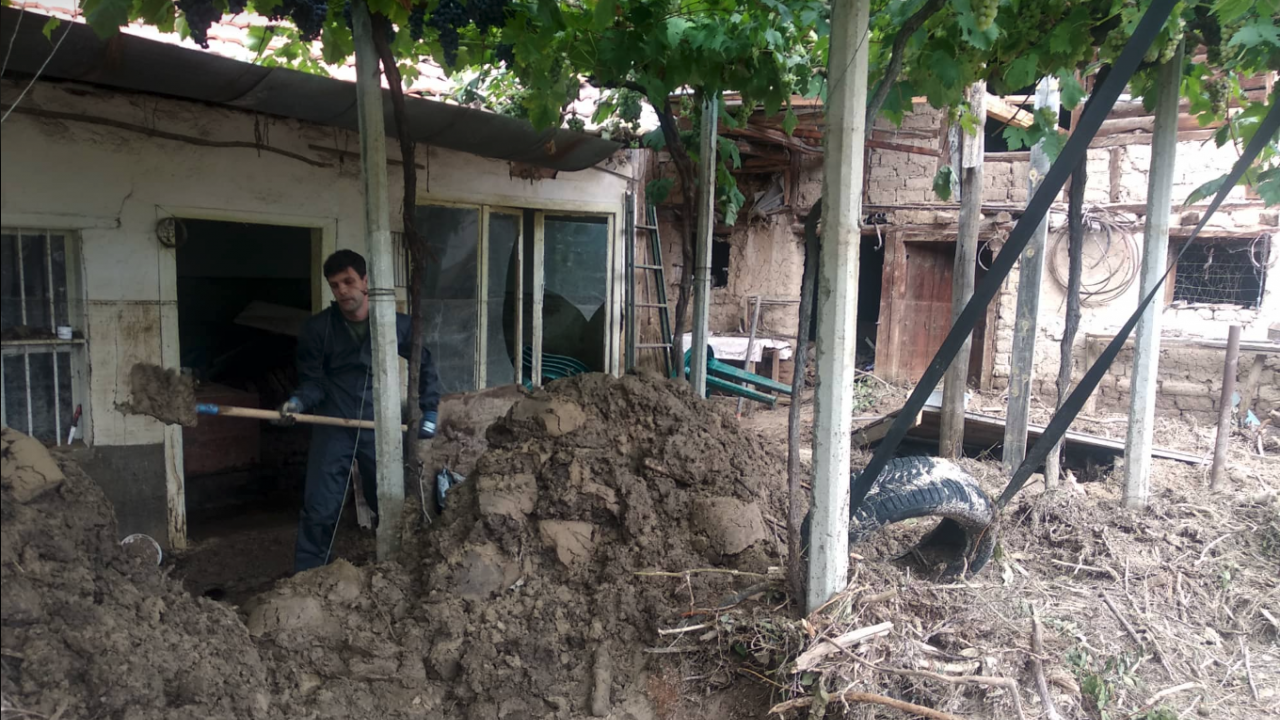Кандидат-депутати се включиха в разчистването на наводнените къщи в село Богдан