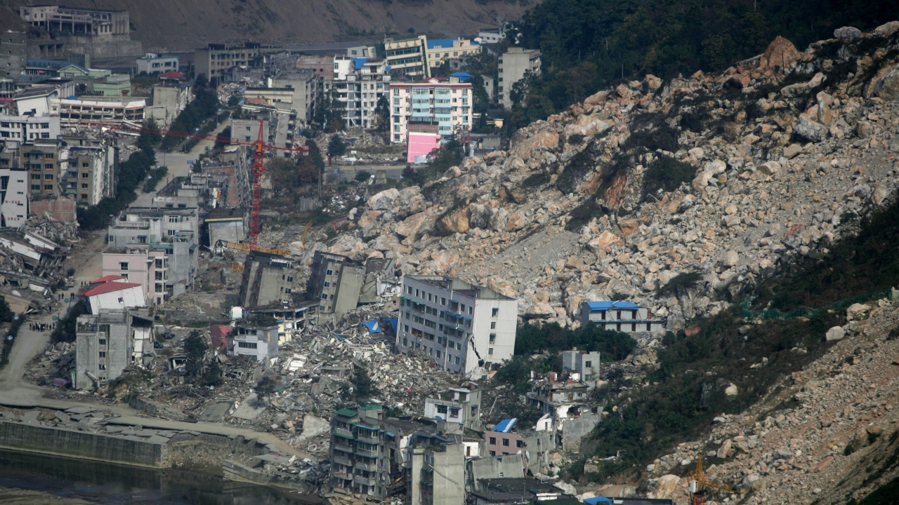 Вижте първи кадри от силното земетресение в Китай, броят на жертвите расте