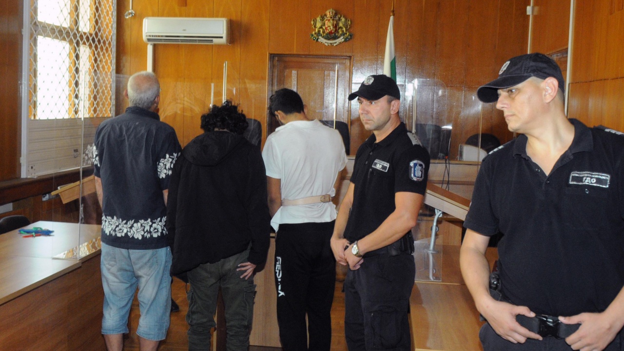 Арест за 14-те нелегални мигранти и българския им шофьор, хванати на ГКПП ''Олтоманци''
