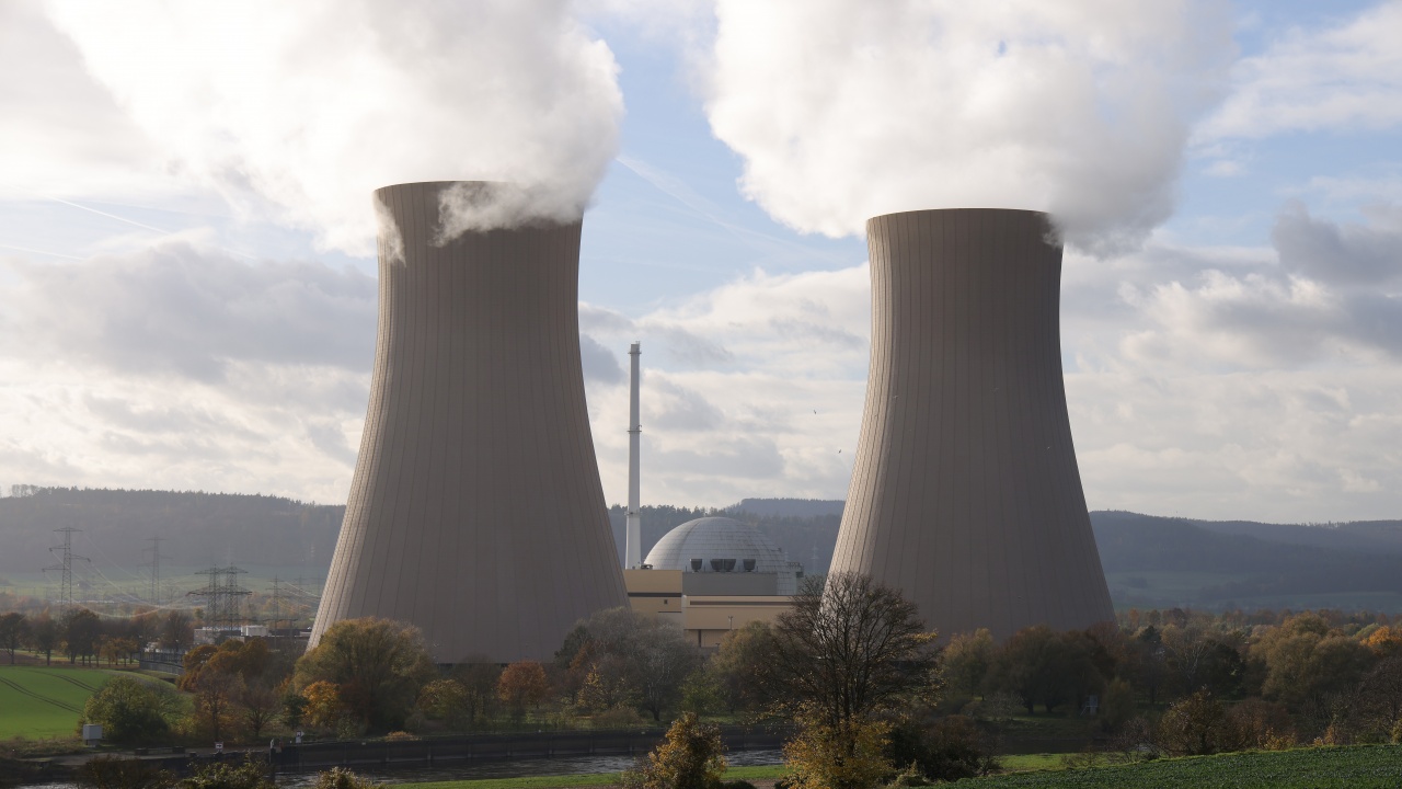 Германия ще запази две от трите си атомни централи като резерв до пролетта