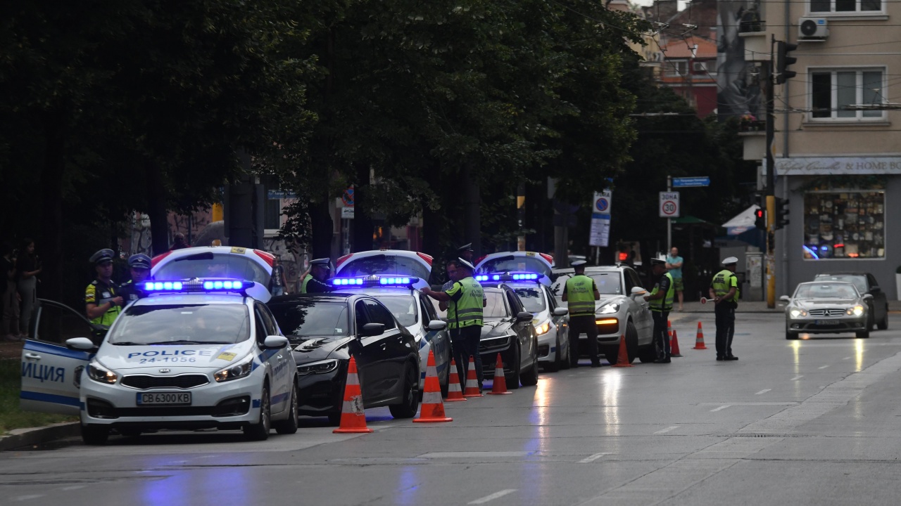 Екипи на "Пътна полиция" следят за нарушения в празничния ден