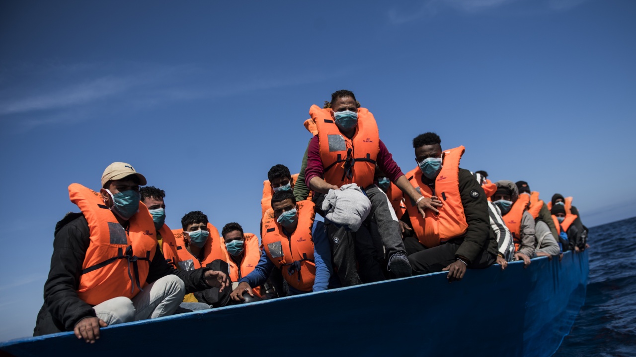 61 мигранти са спасени край Крит, 4-годишно дете почина от изтощение