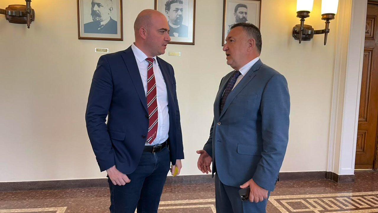 Министър Илин Димитров разговаря с кмета на Карлово Емил Кабаиванов