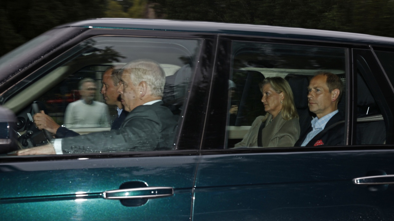 Семейството на британската кралица пристигна в Балморал, съобщават световните медии.