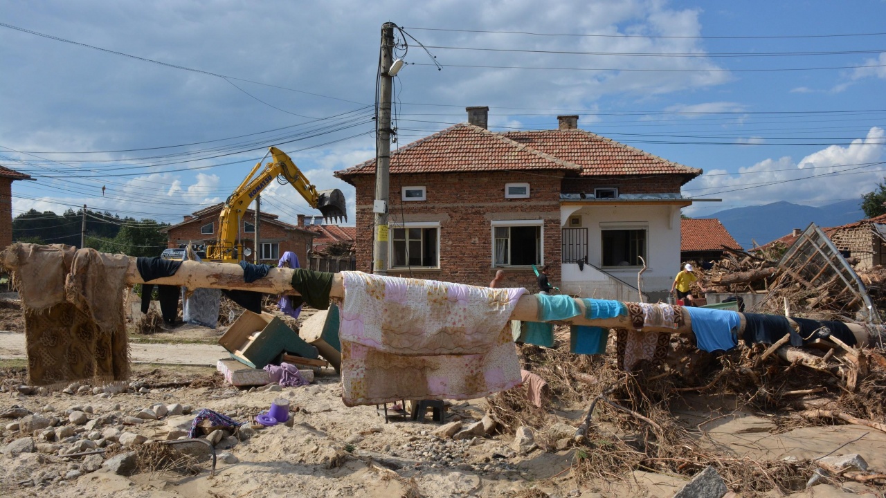 Продължава разчистването след наводнението в село Каравелово. Днес се очакват