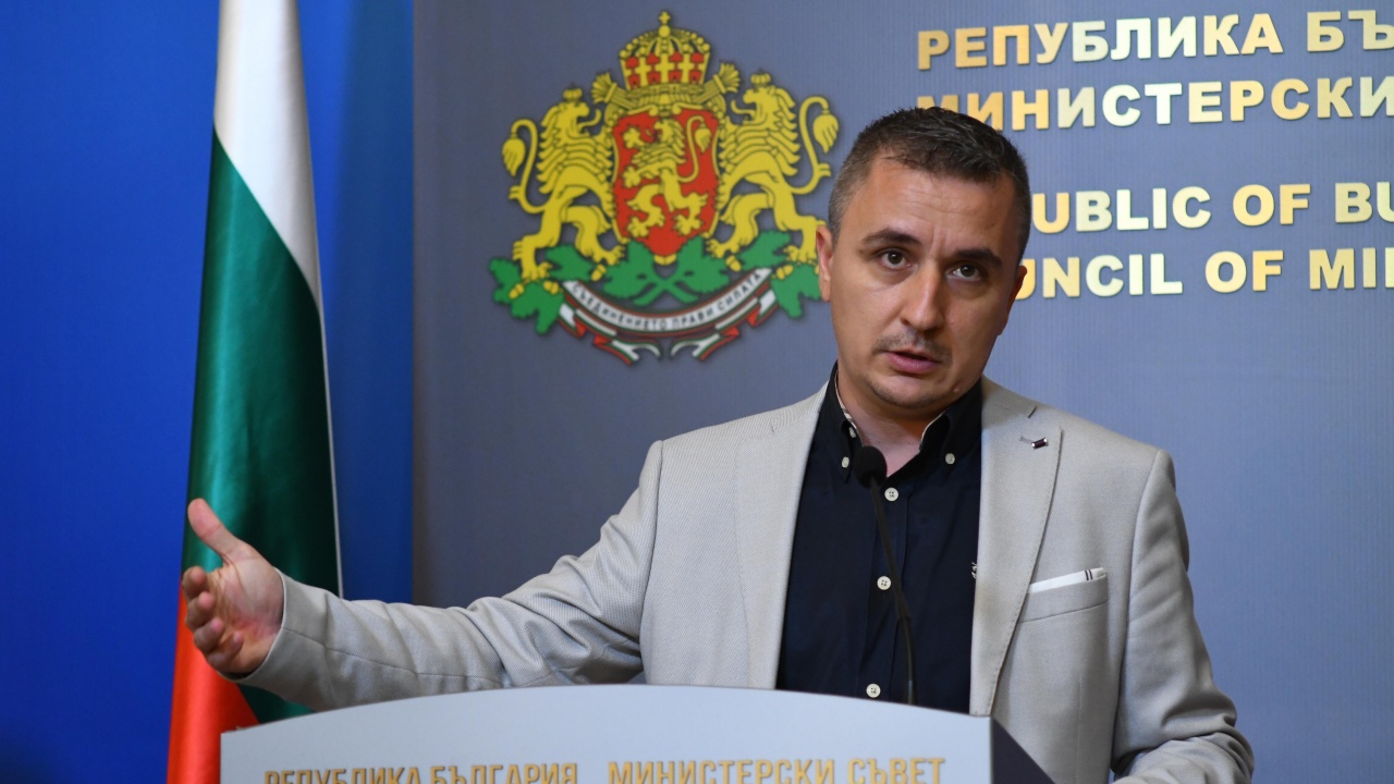 Александър Николов уверява: България няма да остане на тъмно и студено