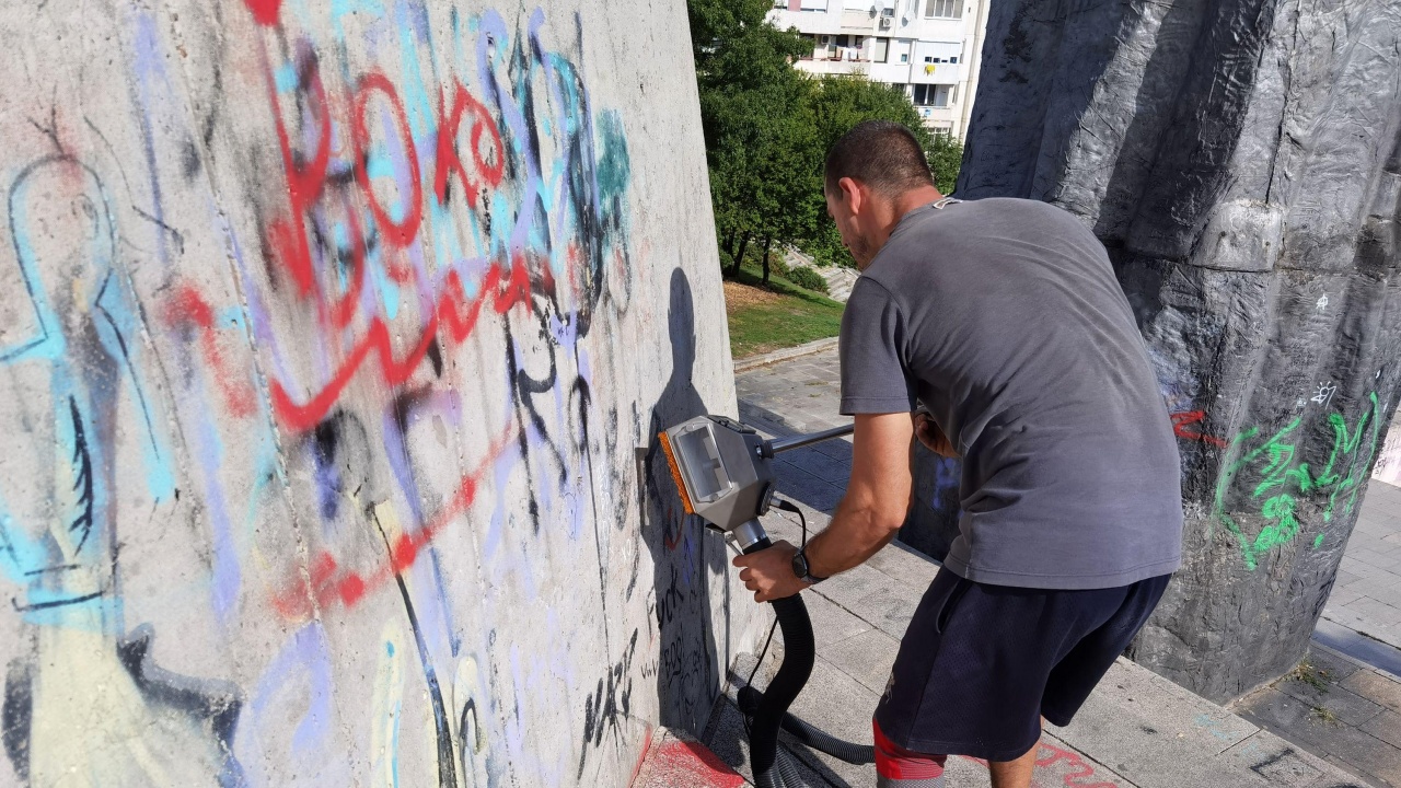 Почистват от графити монумента "Майка България" в Плевен