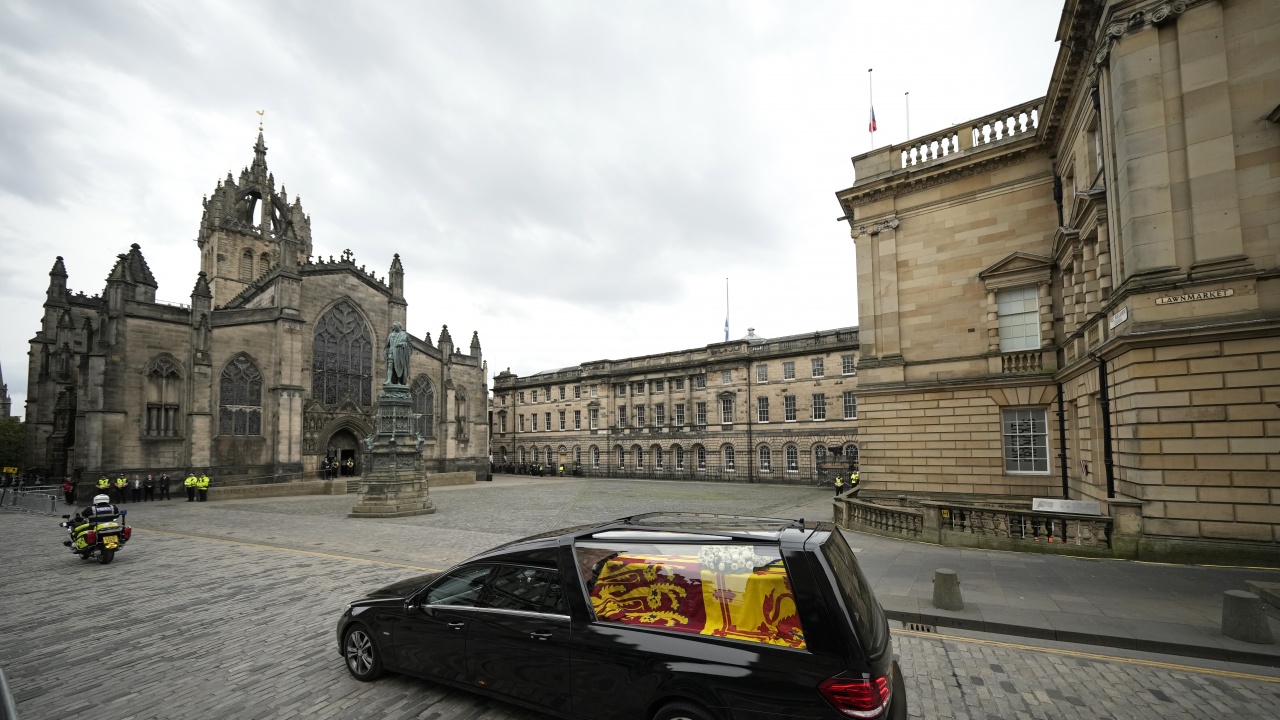 Ковчегът на покойната британска кралица Елизабет II пристигна в Единбург. Ковчегът,