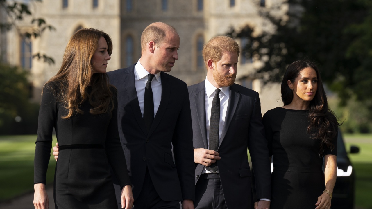 Принцовете Уилям и Хари се появиха заедно със съпругите си пред двореца Уиндзор