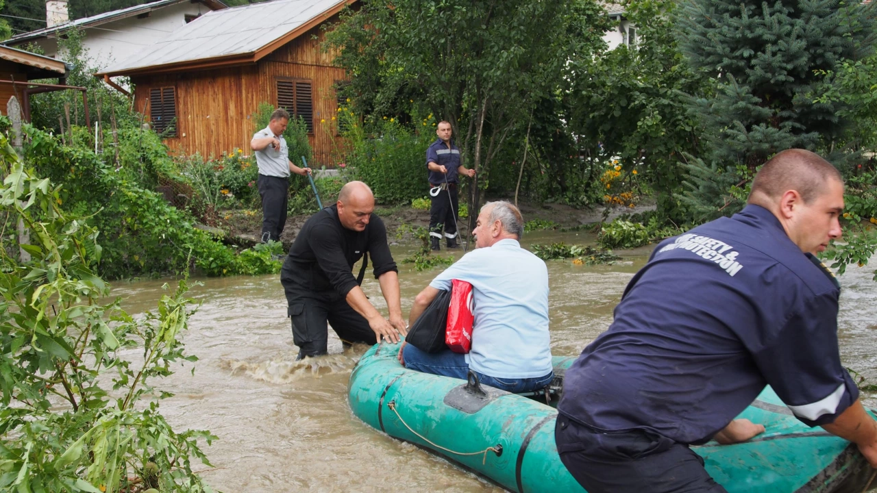 Навсякъде в засегнатите от опустошителното наводнение карловски села както и