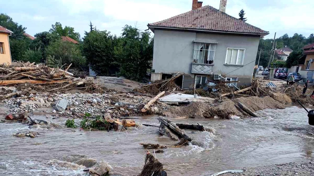 След отнесените огради на домовете на жителите на село Богдан