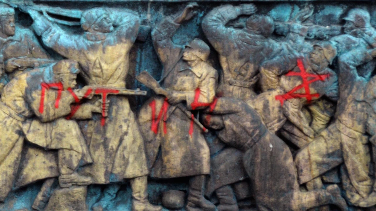 Графити срещу войната в Украйна руския президент Владимир Путин и