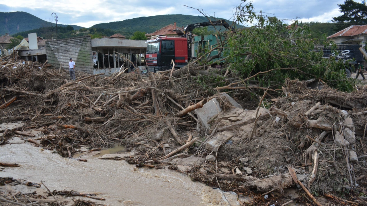 Продължава разчистването на щетите от природното бедствие което потопи Карловско