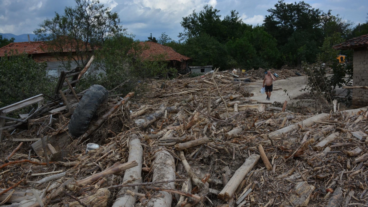 В едно от най засегнатите от наводненията села Трилистник обичайна гледка